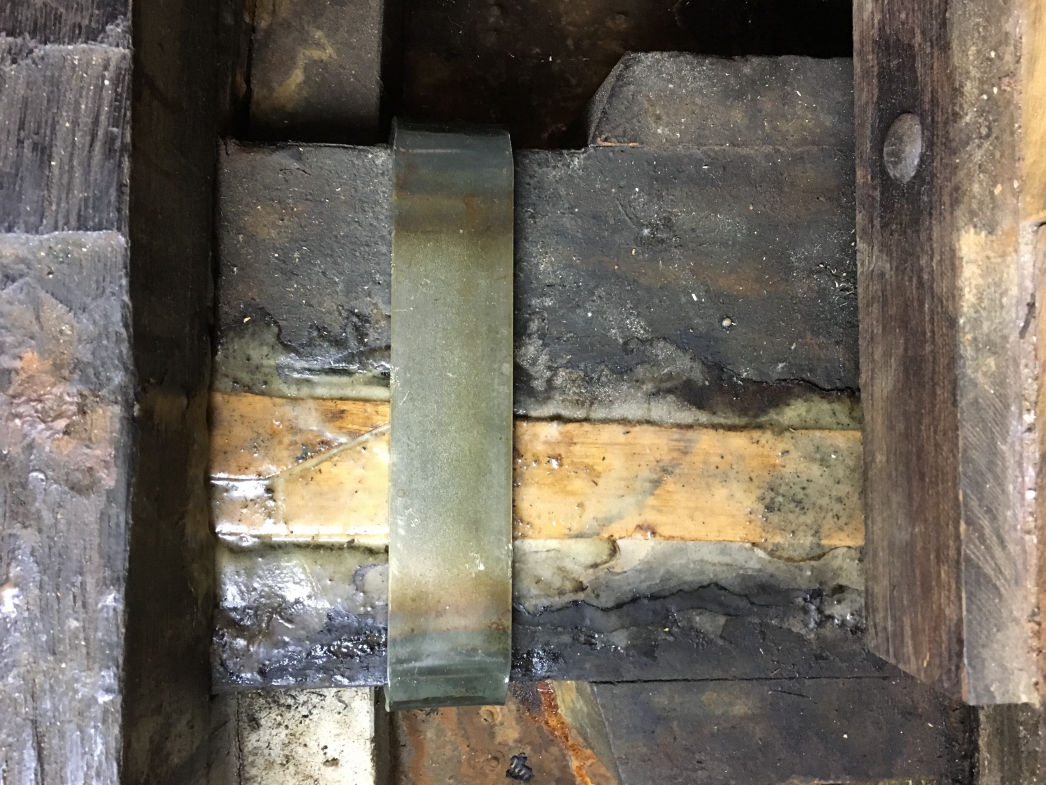 Der Eichen-Kielbalken weist im Bereich der achteren Kabine durch Ausbesserungen mittels Eichenholz (geschäftet) fachmännisch instandgesetzte Stellen auf.