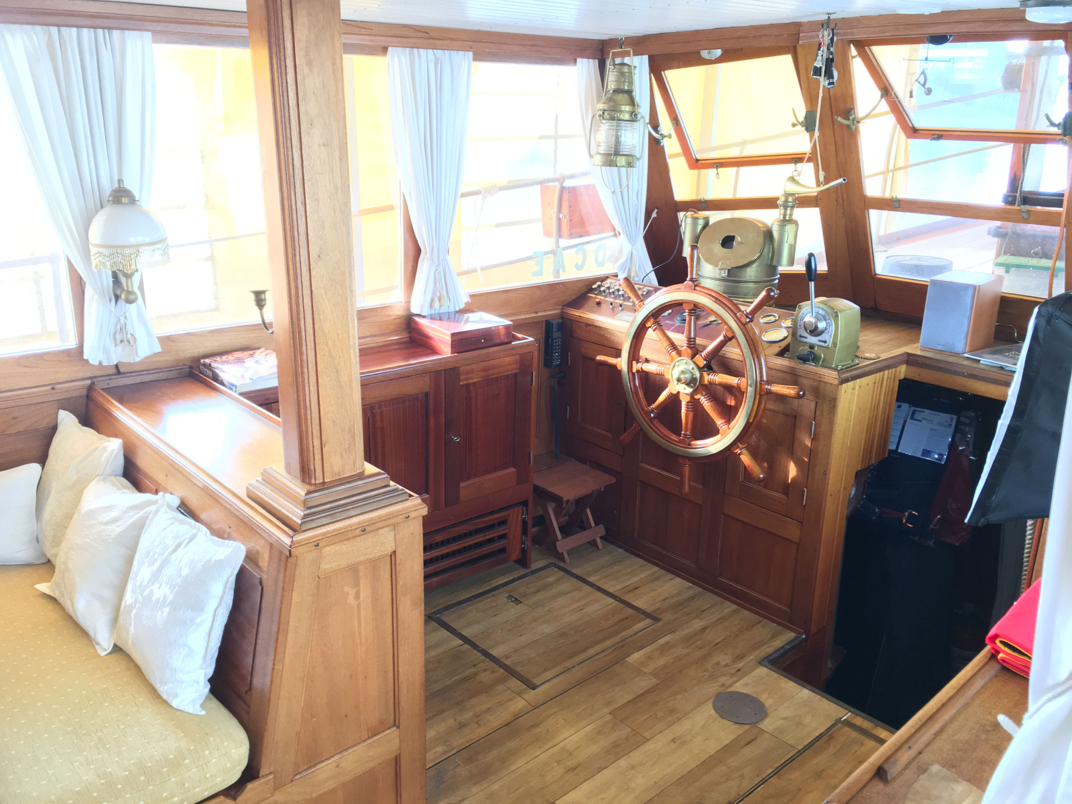 PASSAT I - Salon/Steuerhaus aus Blickrichtung Schiebetür