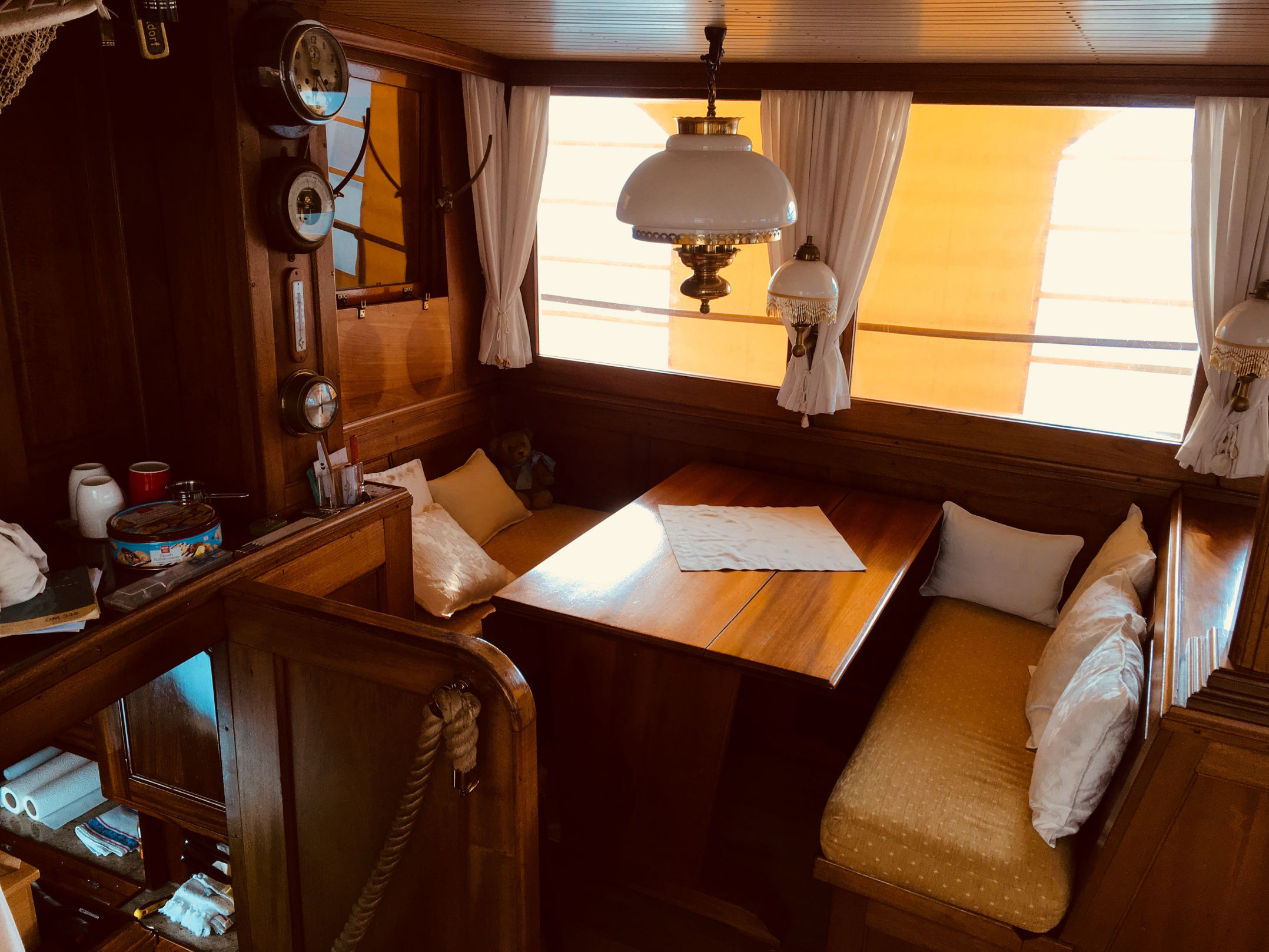 PASSAT I - Salon/Steuerhaus, Sitzbänke mit Tisch