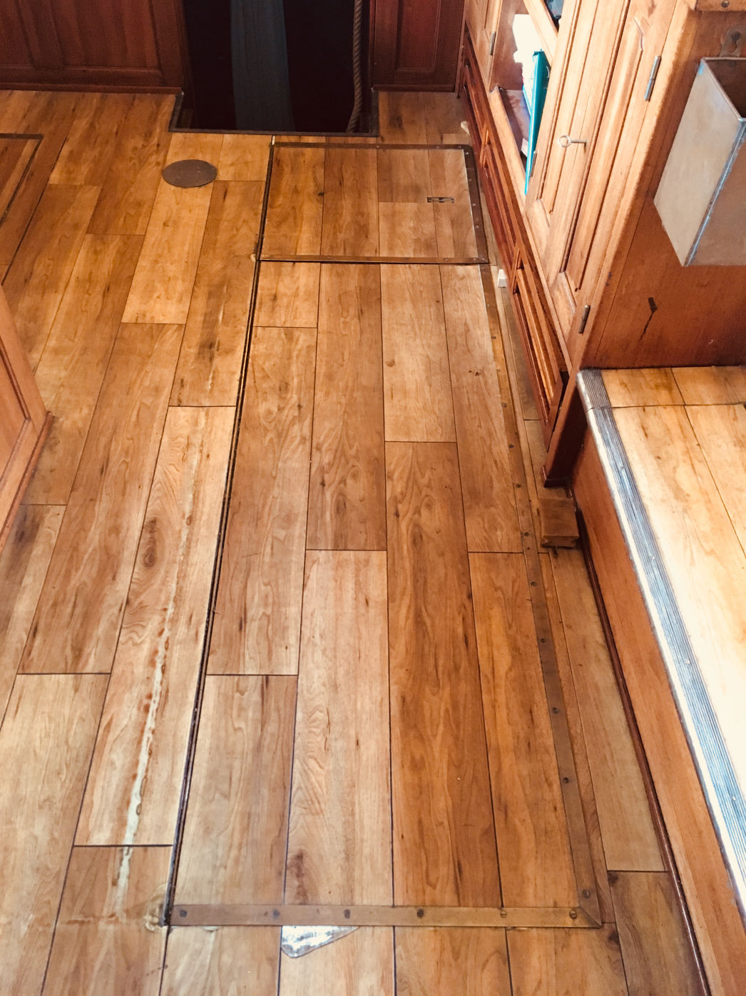 PASSAT I - Stb. Bodenluke zum Motorraum, geschlossen