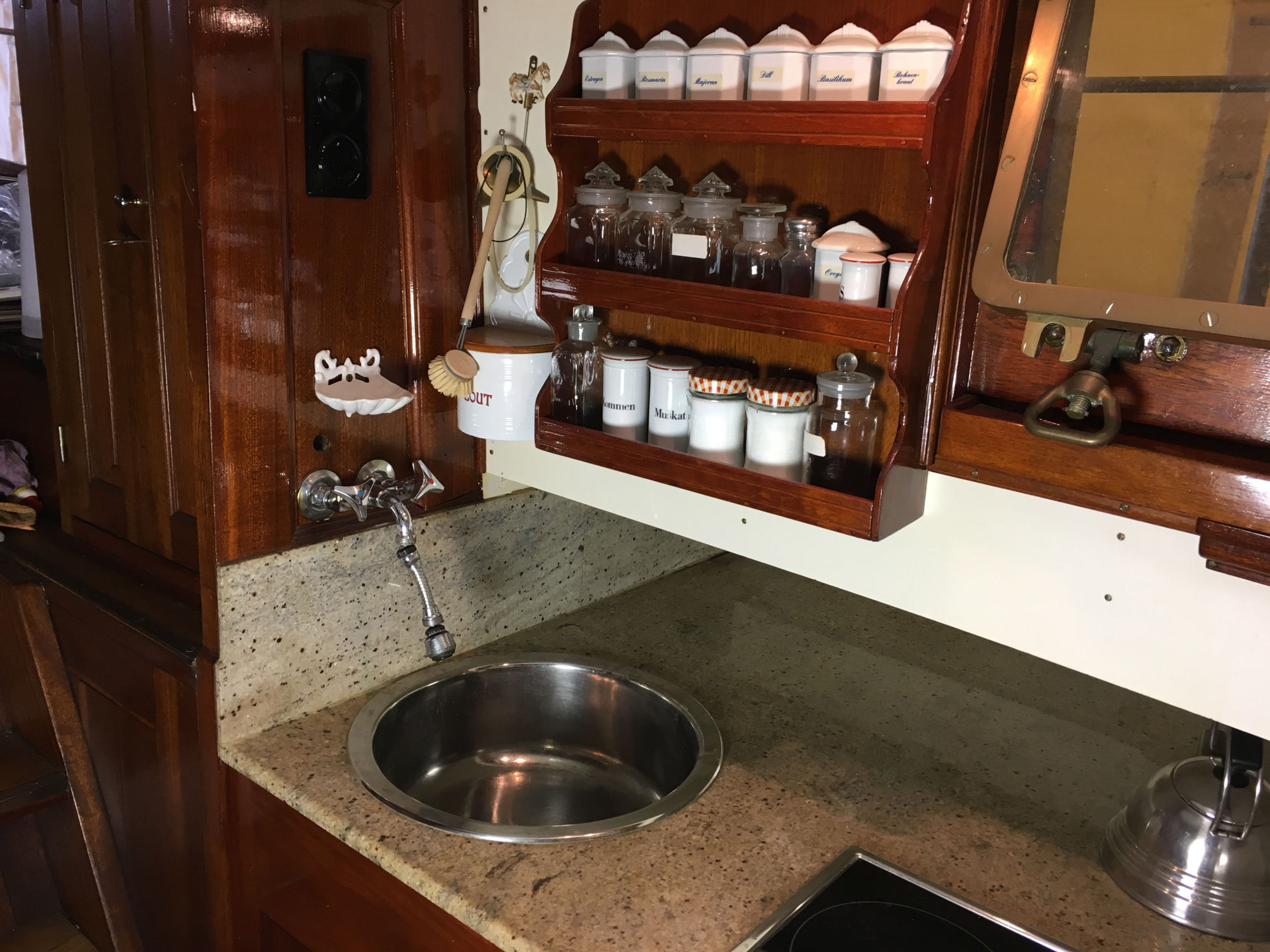 PASSAT I - Pantry mit Arbeitsplatte und Waschbecken