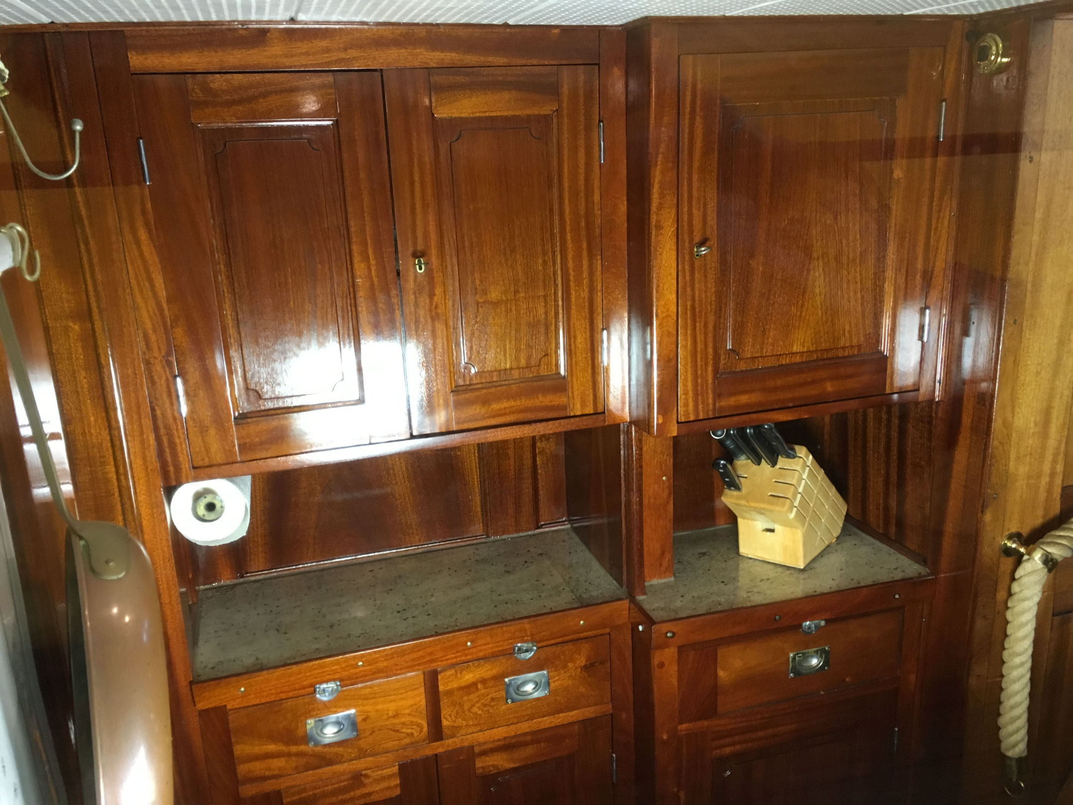 PASSAT I - Pantry mit Schränken