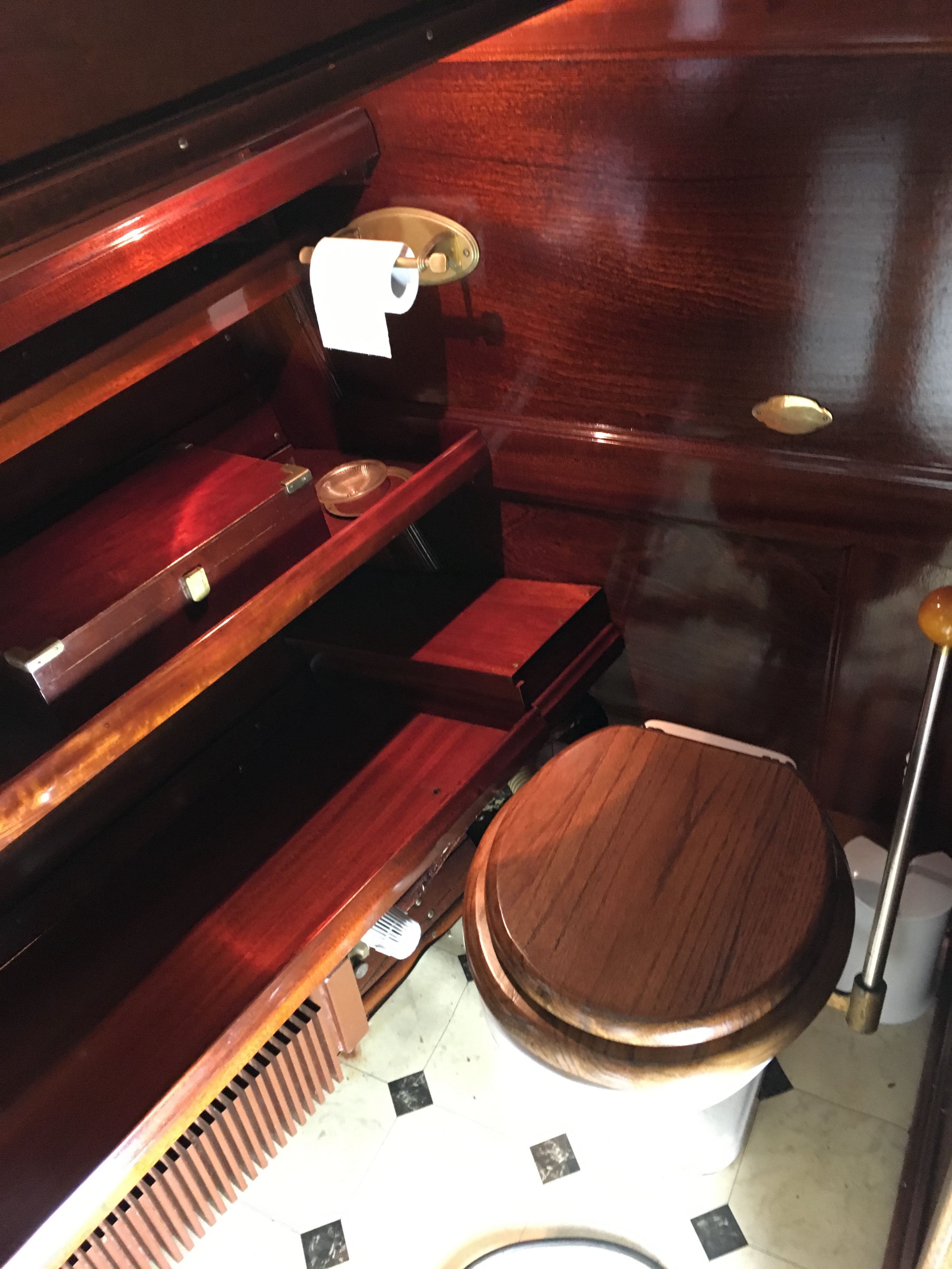 PASSAT I - Toilette mit Heizkörper