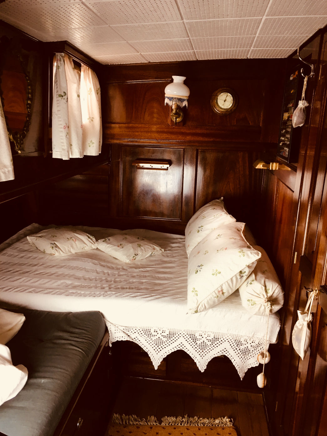 PASSAT I - Doppelbett und Fenster