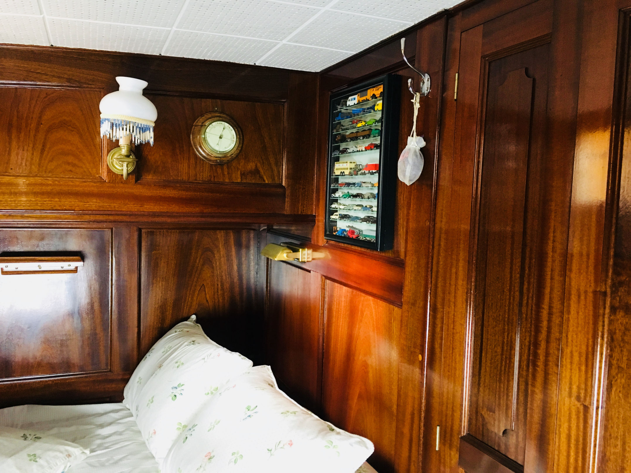 PASSAT I - Doppelbett und Schrank