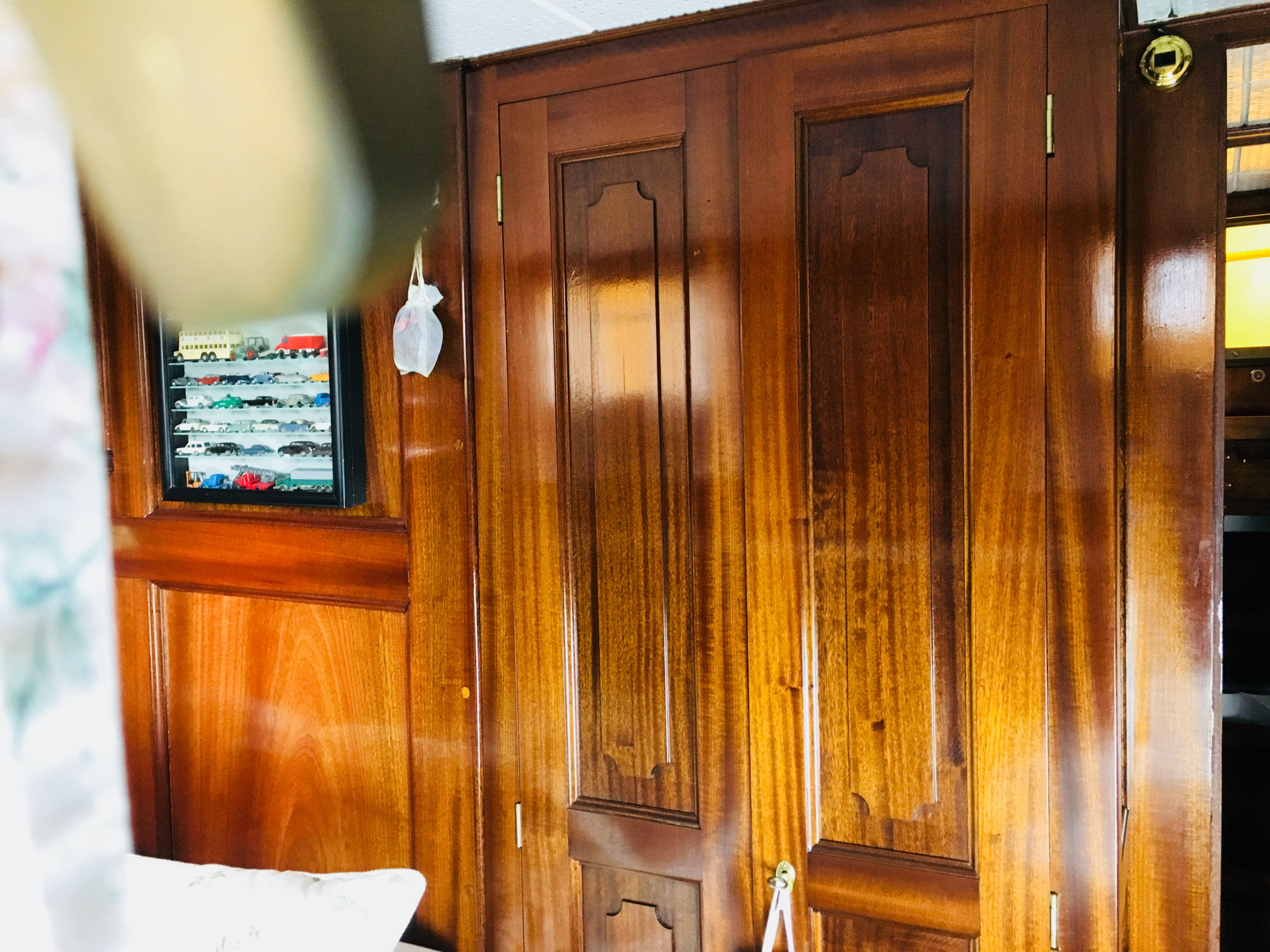 PASSAT I - Schrank mit Regalböden