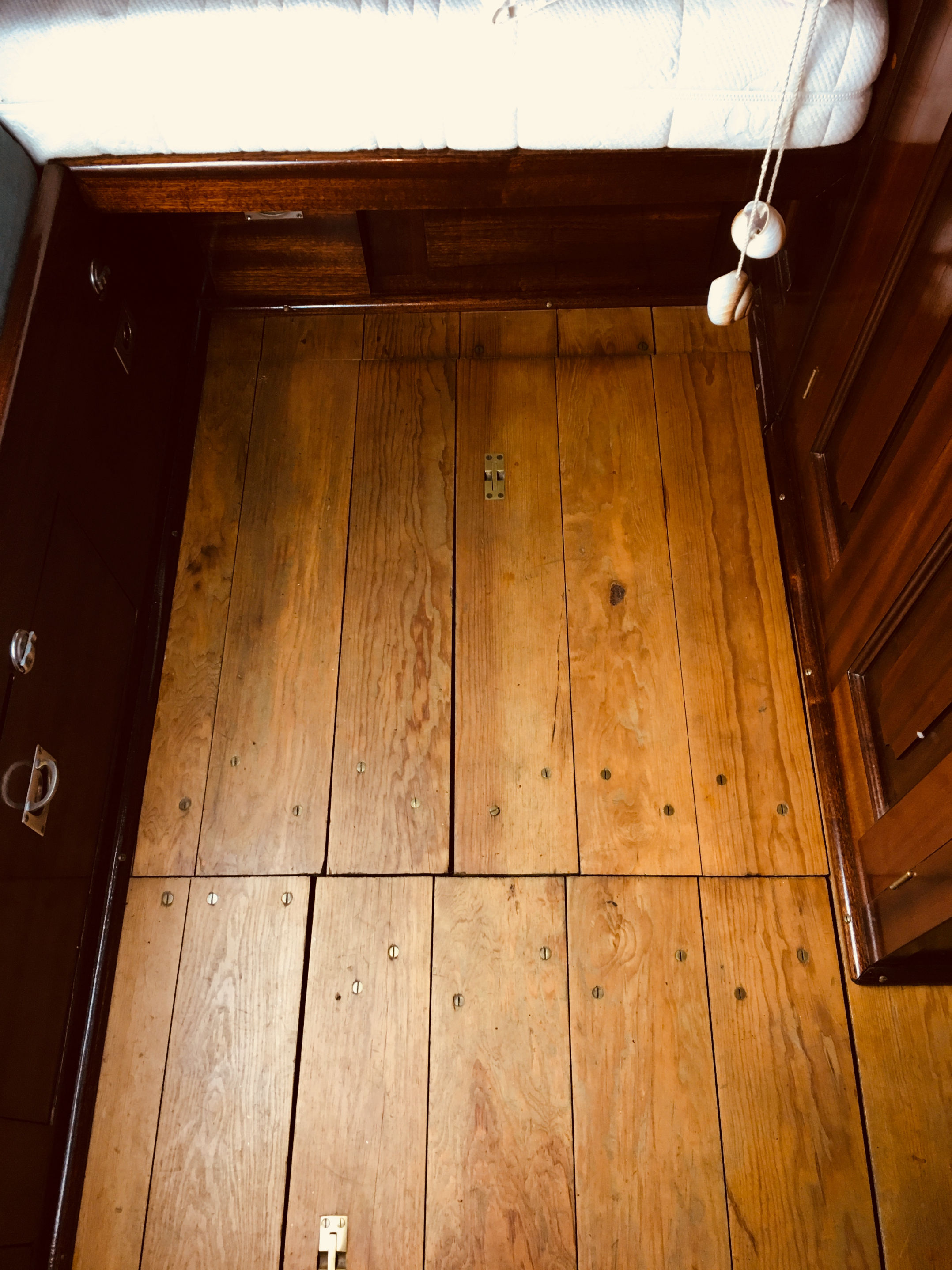 PASSAT I - Luke vor dem Doppelbett mit Zugang zur Grundbuchse/Stopfbuchse