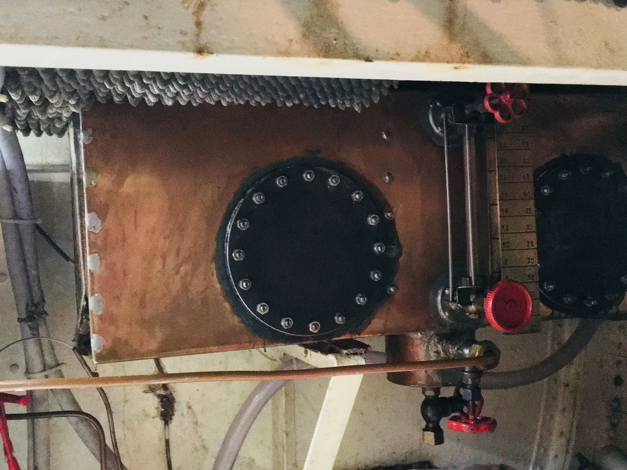 PASSAT I - Maschinenraum, 75 l Tagestank aus Kupfer mit Füllstandanzeigerohr an Bb.